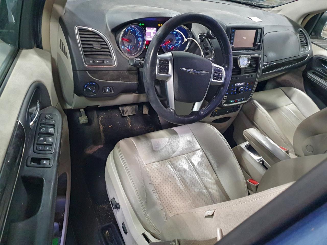 2012 CHRYSLER TOWN & COUNTRY TOURING L photo 8