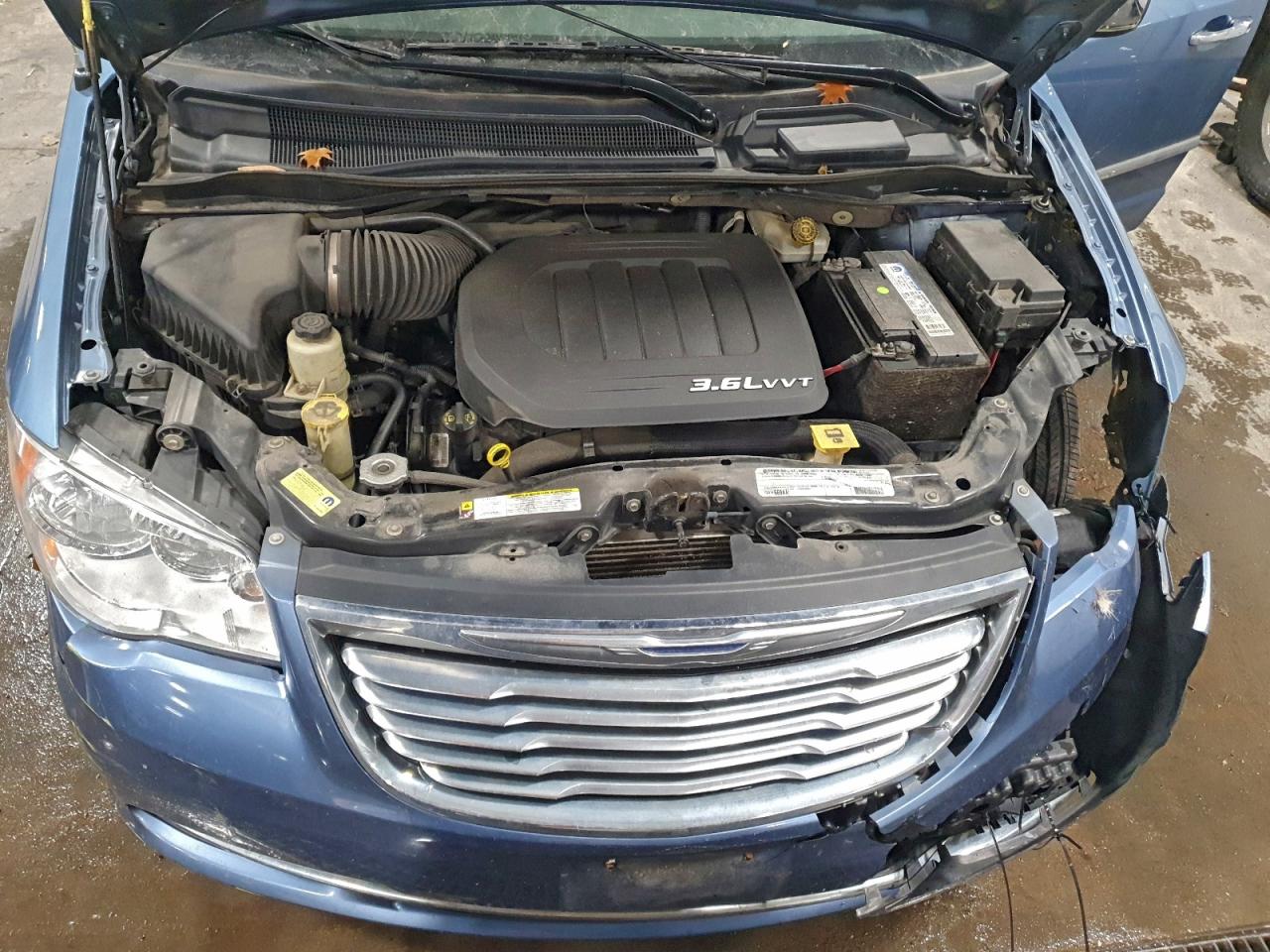 2012 CHRYSLER TOWN & COUNTRY TOURING L photo 12
