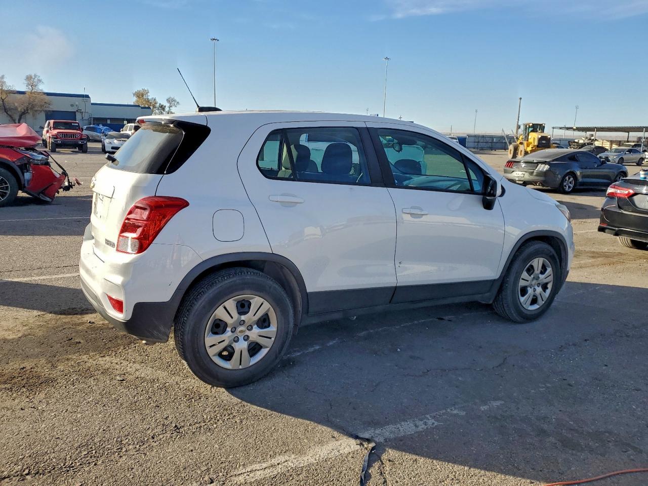 2017 CHEVROLET TRAX LS photo 3