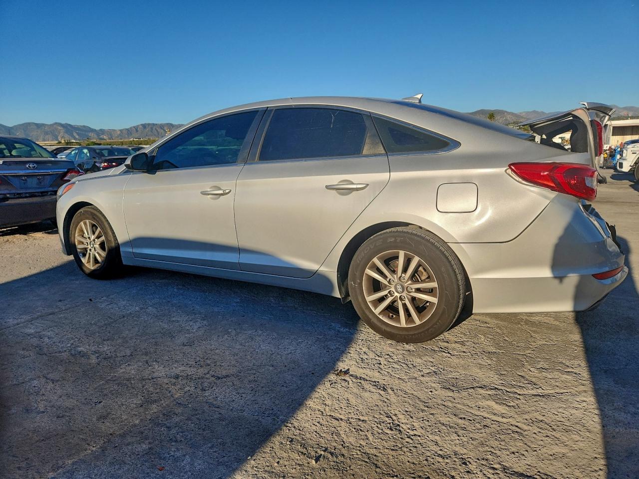 2017 HYUNDAI SONATA SE photo 2