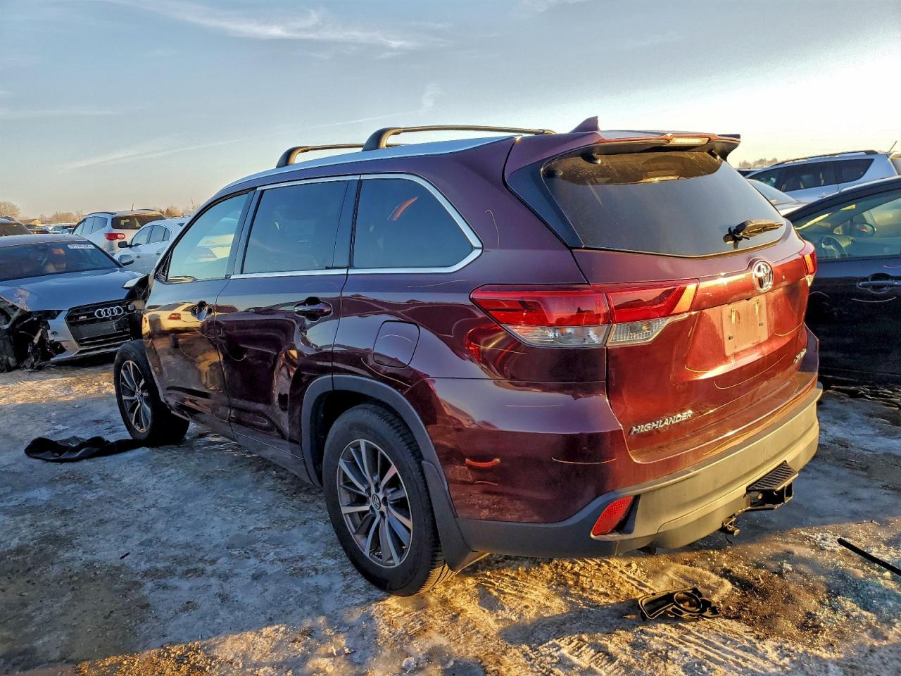 2018 TOYOTA HIGHLANDER SE photo 2
