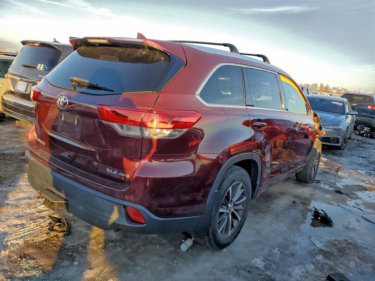 2018 TOYOTA HIGHLANDER SE photo 3