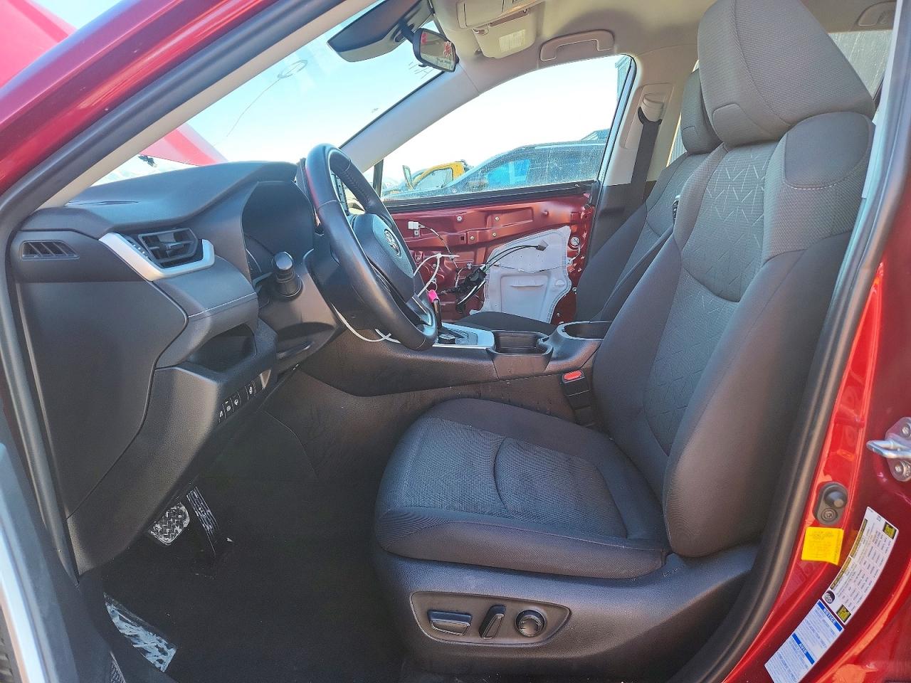 2021 TOYOTA RAV4 XLE photo 7