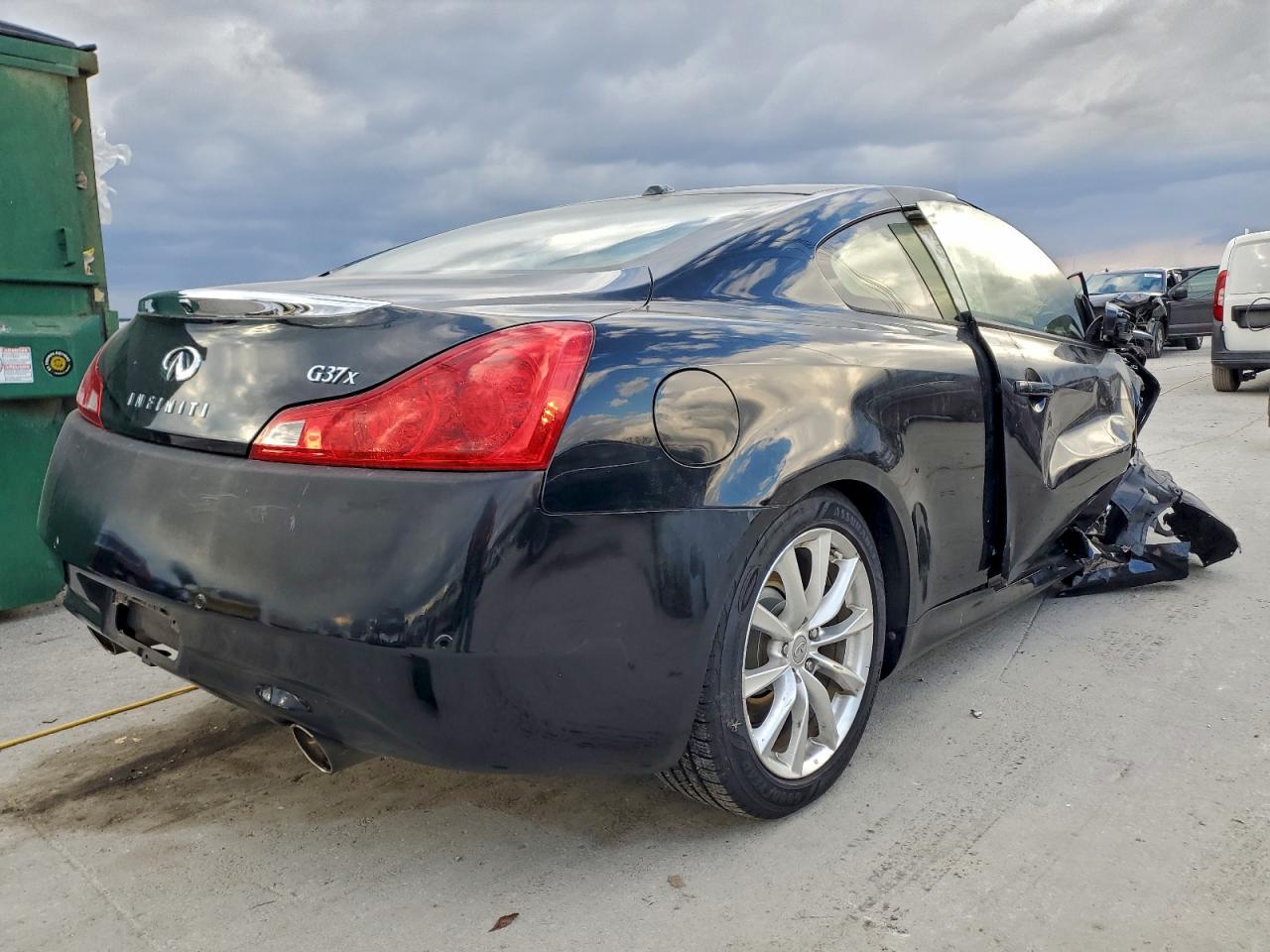 2013 INFINITI G37 photo 3