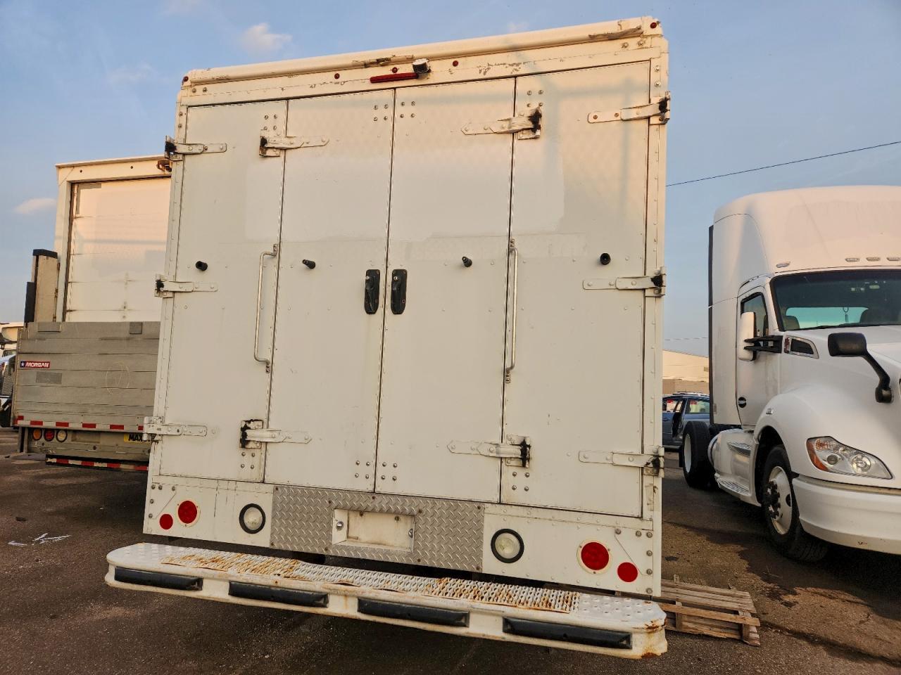 2013 FORD F59 photo 6