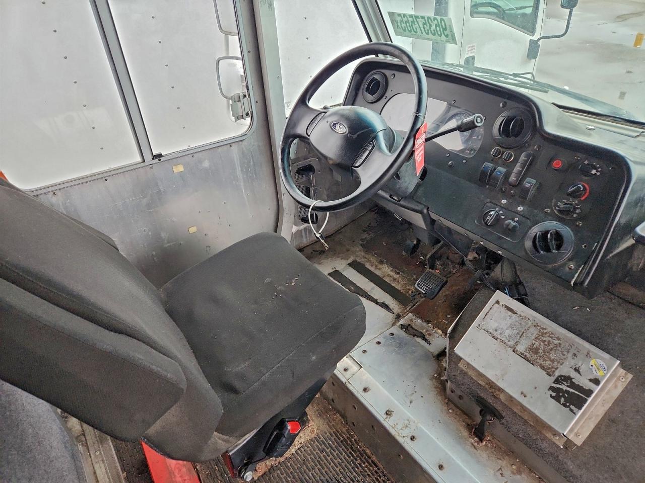 2013 FORD F59 photo 7