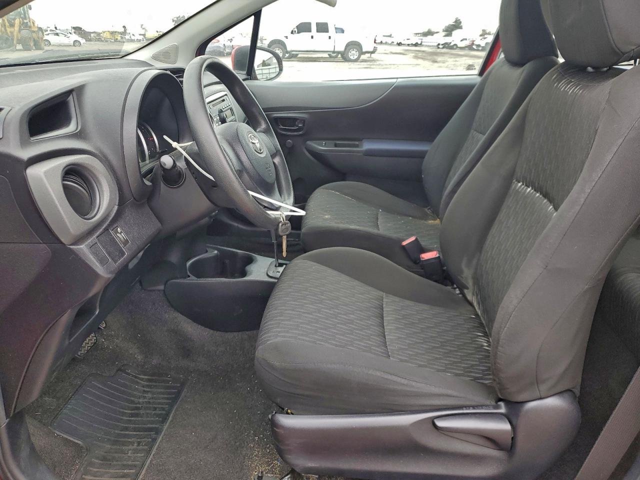 2014 TOYOTA YARIS photo 13
