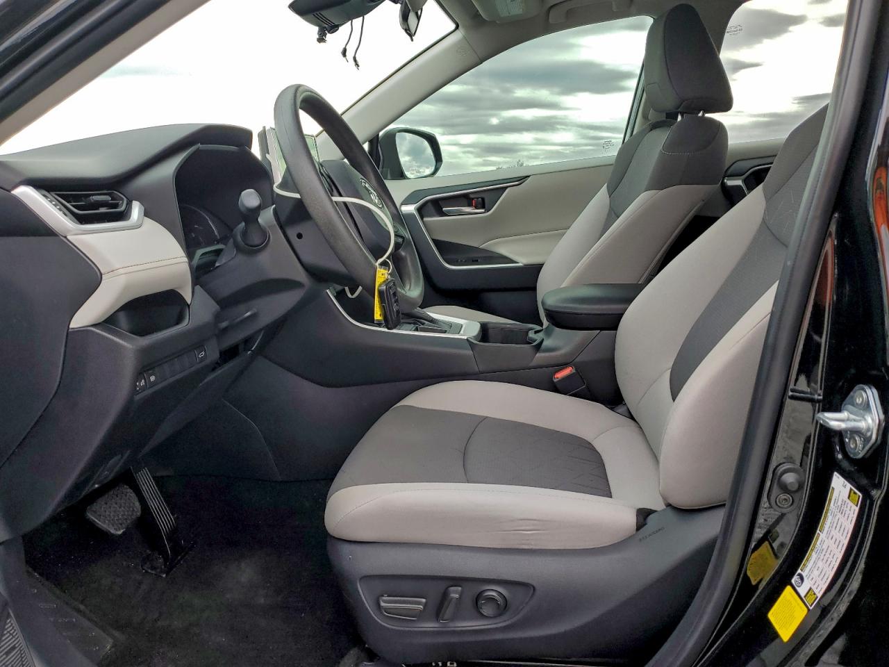 2024 TOYOTA RAV4 XLE photo 7