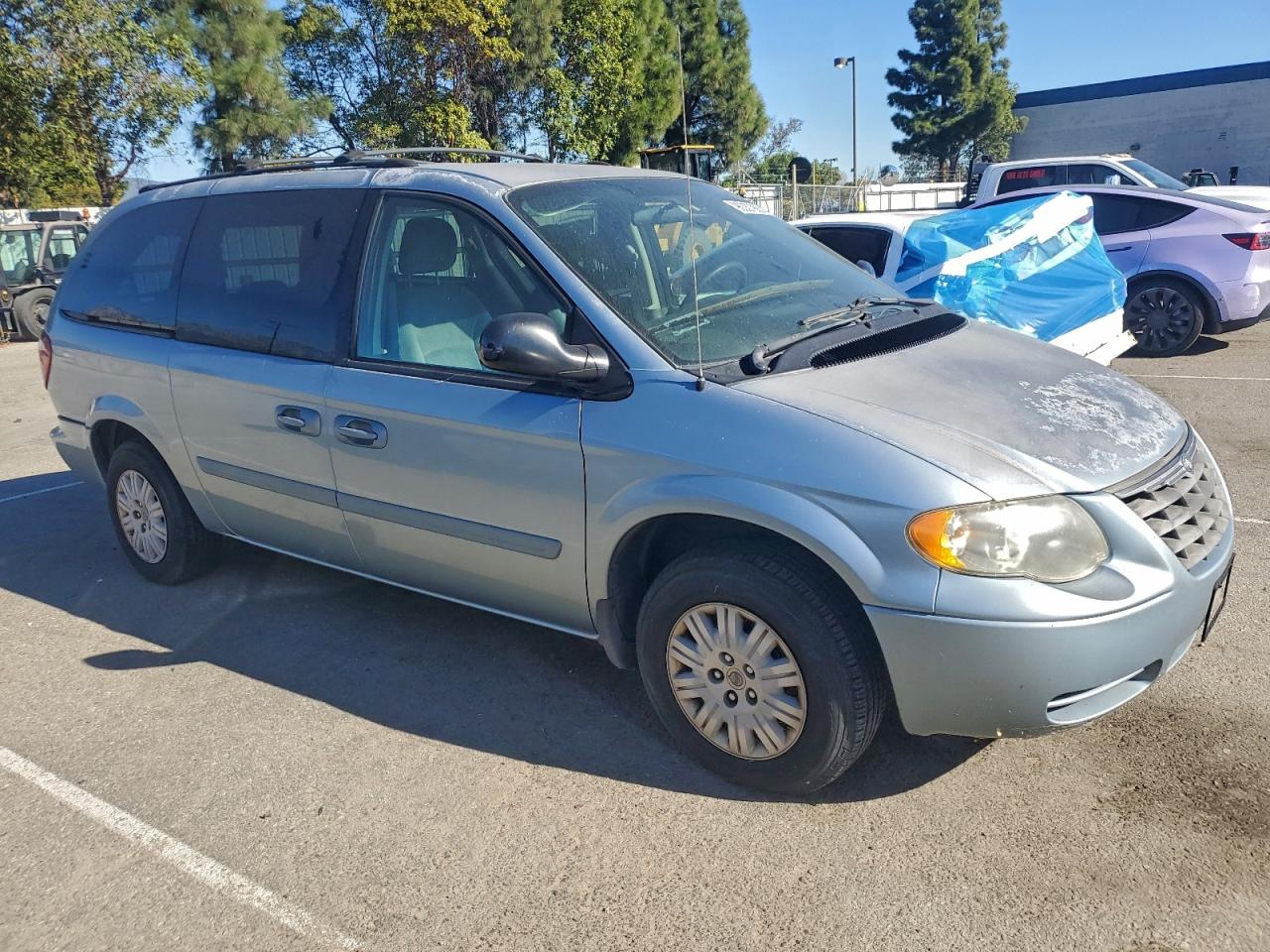 2005 CHRYSLER TOWN & COUNTRY LX photo 4