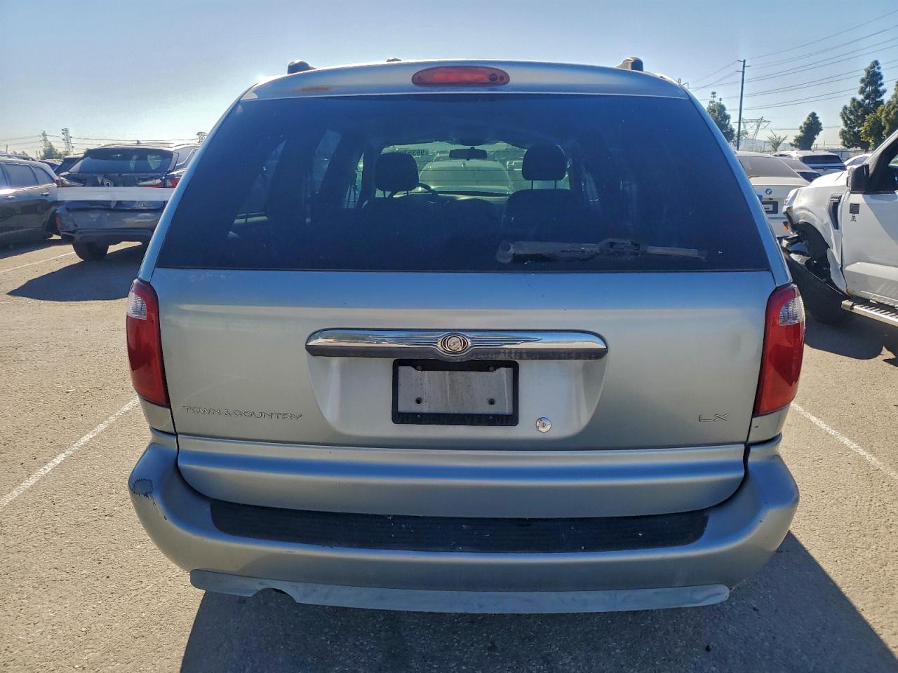 2005 CHRYSLER TOWN & COUNTRY LX photo 6