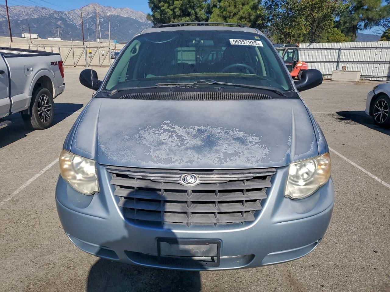 2005 CHRYSLER TOWN & COUNTRY LX photo 5