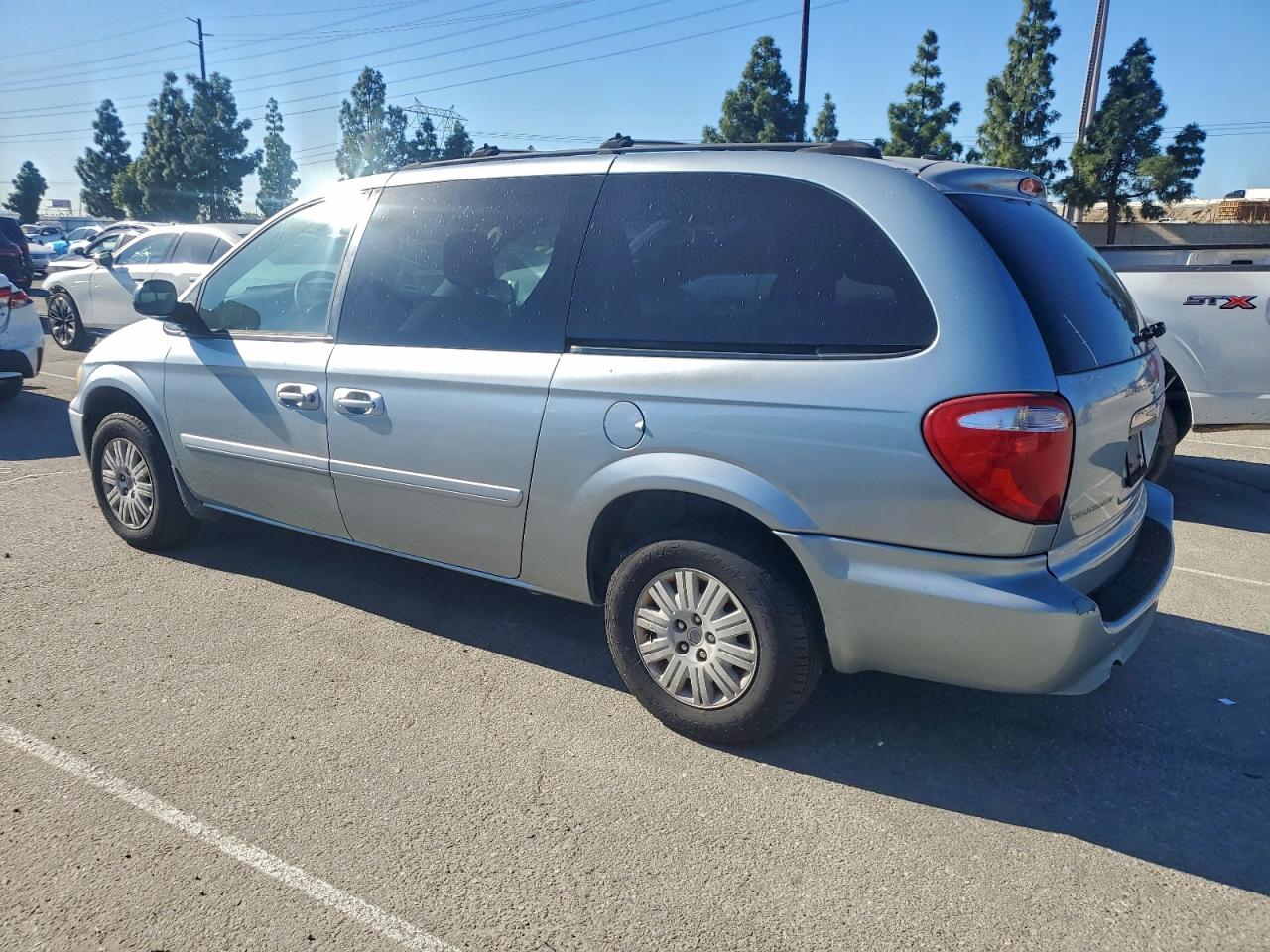 2005 CHRYSLER TOWN & COUNTRY LX photo 2