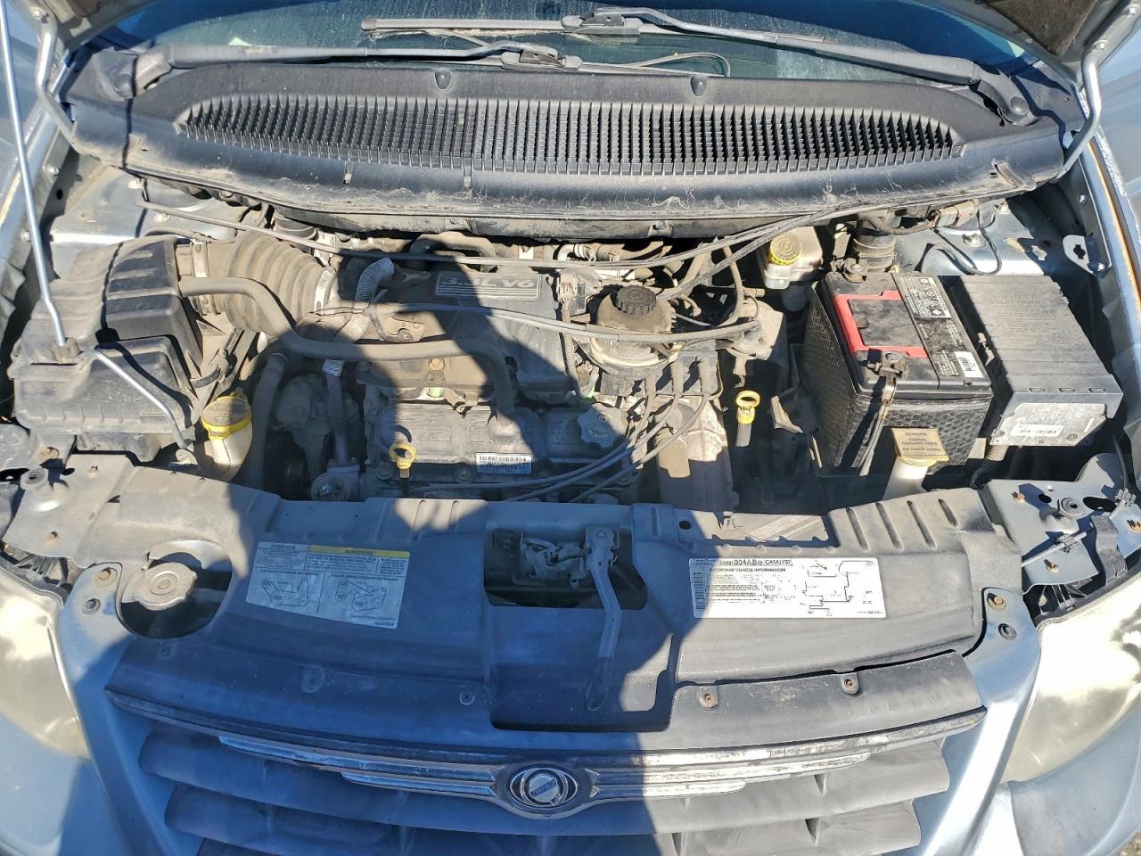 2005 CHRYSLER TOWN & COUNTRY LX photo 12