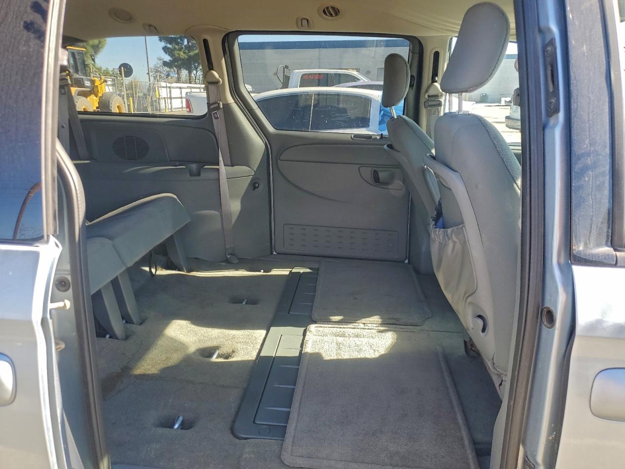 2005 CHRYSLER TOWN & COUNTRY LX photo 11