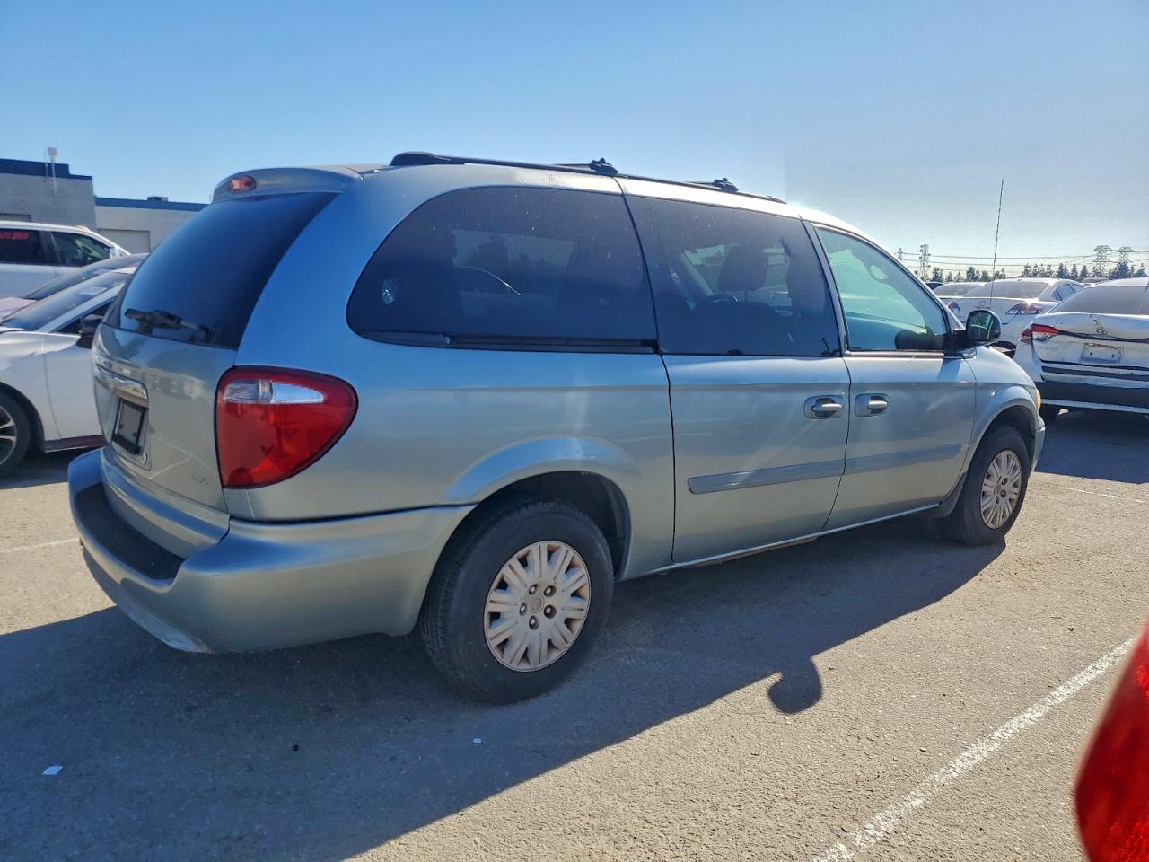 2005 CHRYSLER TOWN & COUNTRY LX photo 3