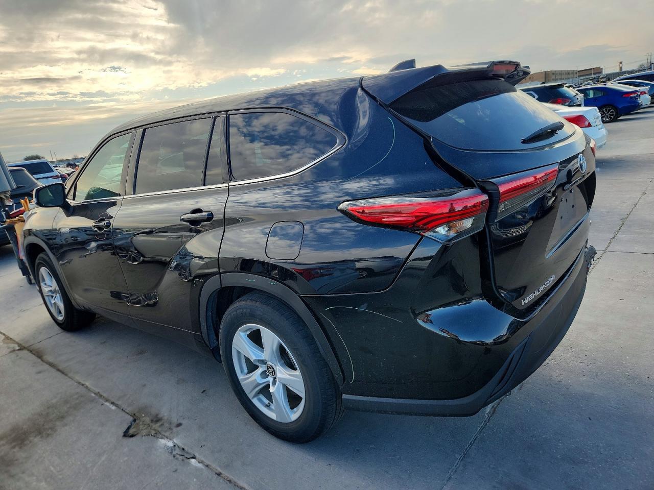 2021 TOYOTA HIGHLANDER HYBRID LE photo 2