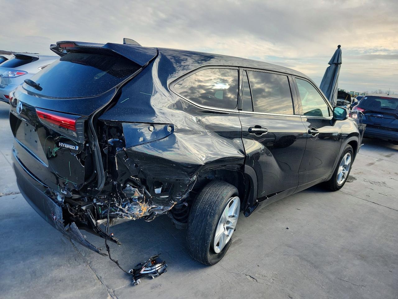 2021 TOYOTA HIGHLANDER HYBRID LE photo 3