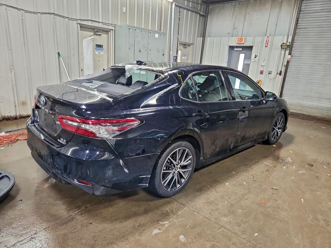 2023 TOYOTA CAMRY XLE photo 3