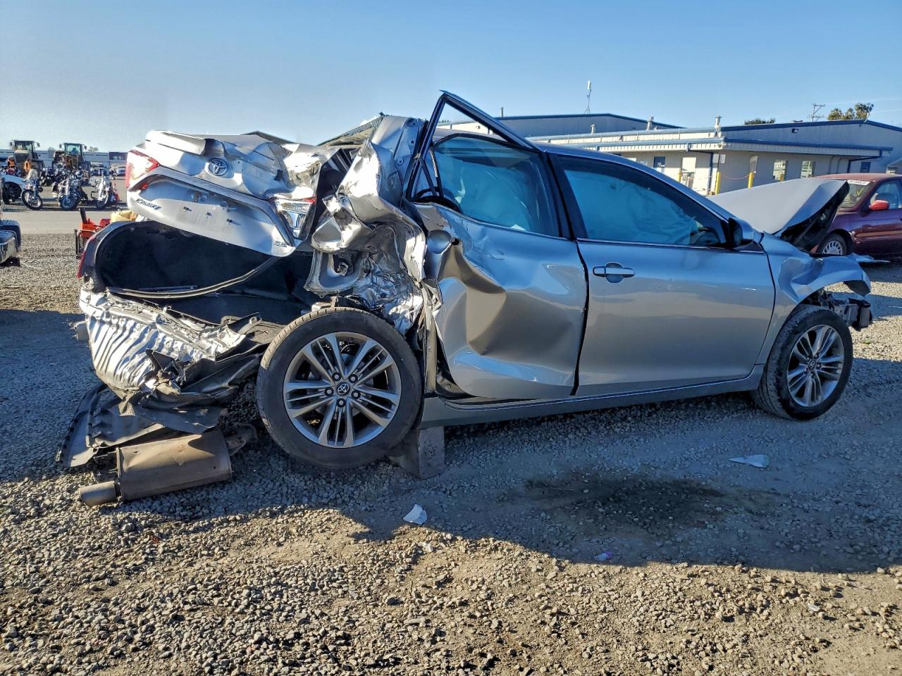 2016 TOYOTA CAMRY LE photo 3