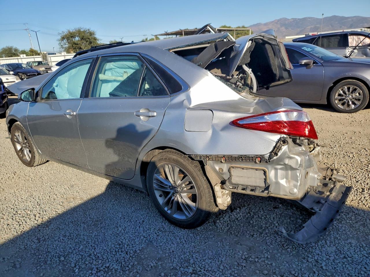 2016 TOYOTA CAMRY LE photo 2