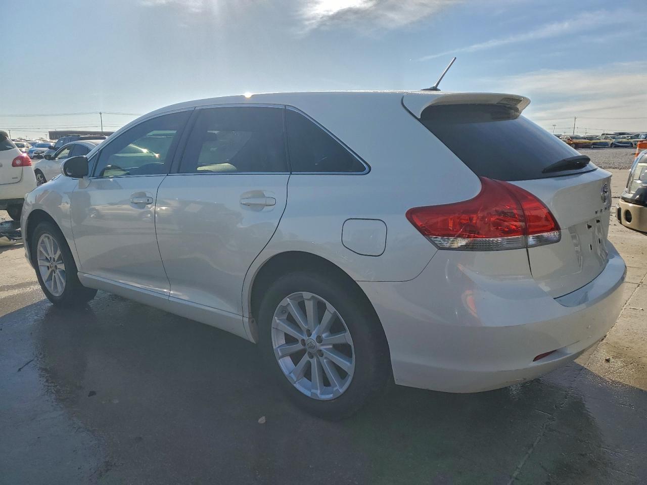 2010 TOYOTA VENZA photo 2