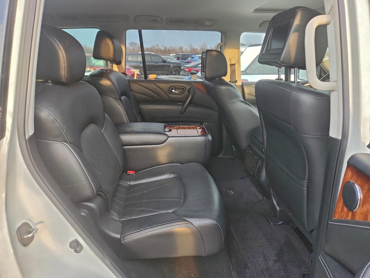 2017 INFINITI QX80 BASE photo 11