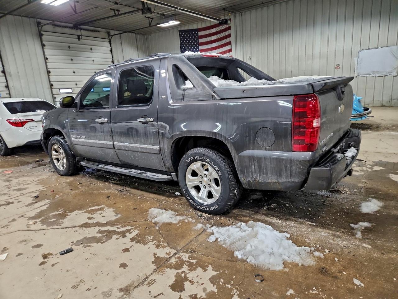 2011 CHEVROLET AVALANCHE LTZ photo 2