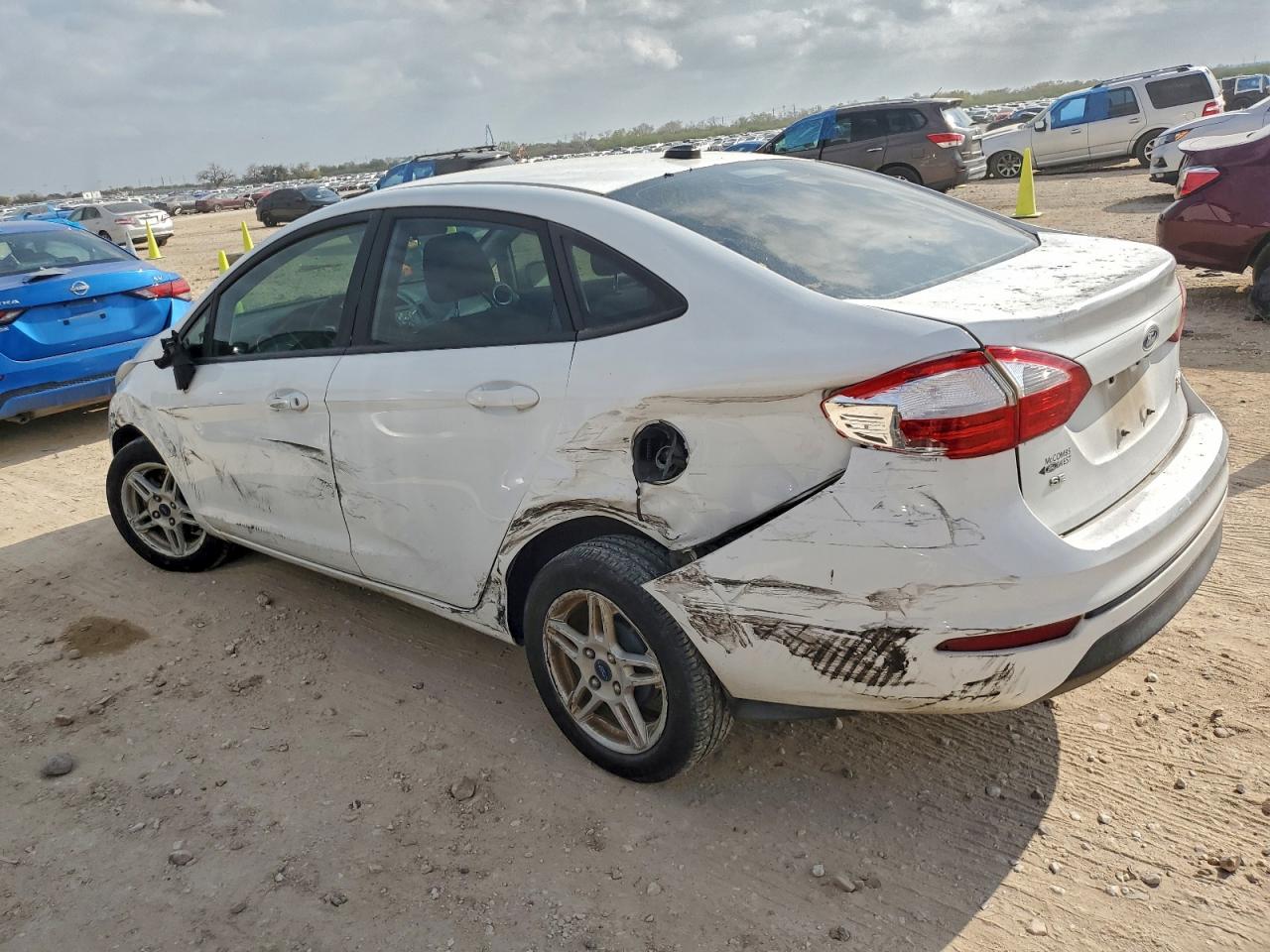 2018 FORD FIESTA SE photo 2