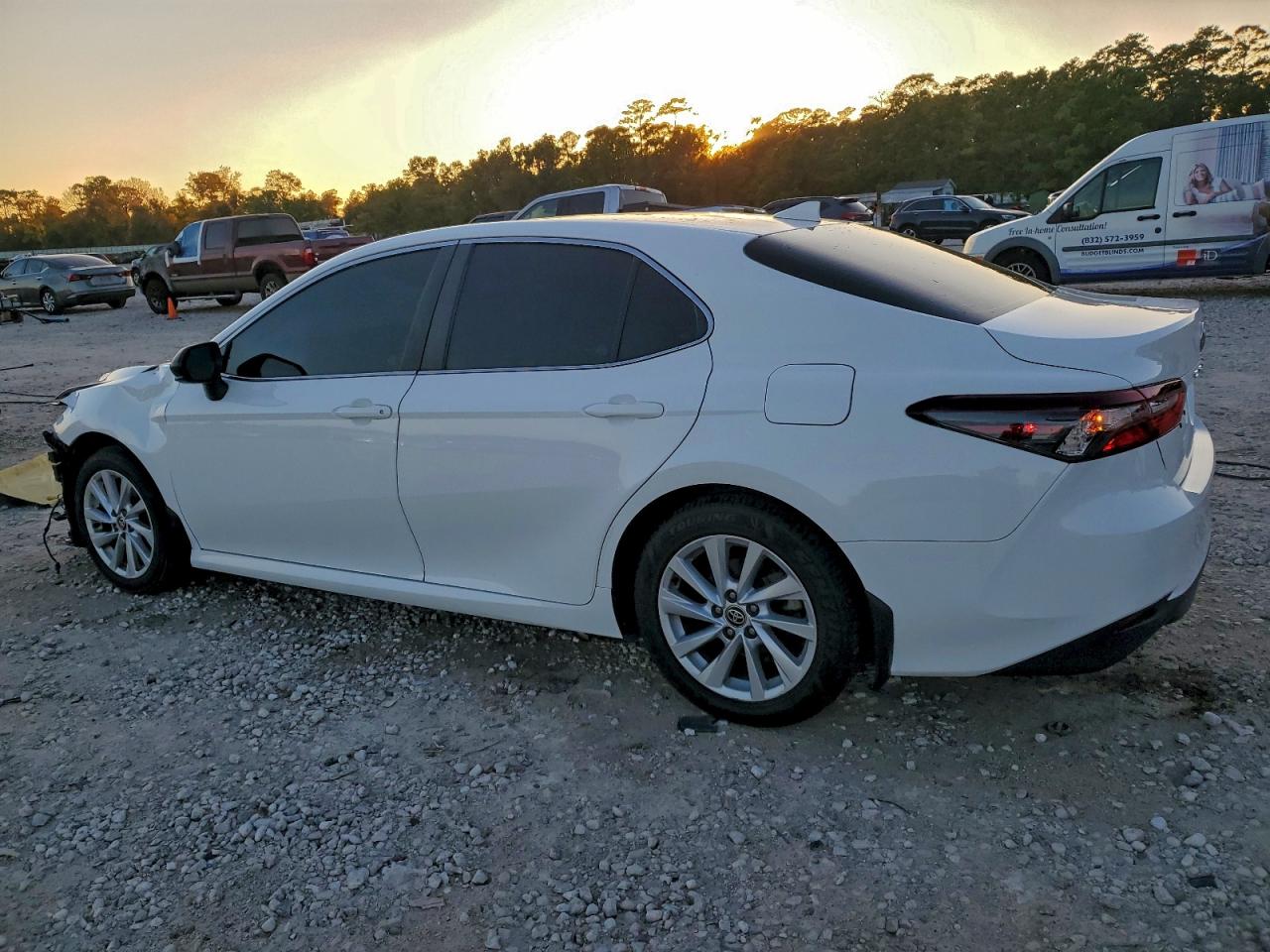 2022 TOYOTA CAMRY LE photo 4