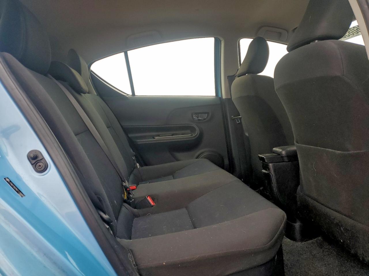 2016 TOYOTA PRIUS C photo 10