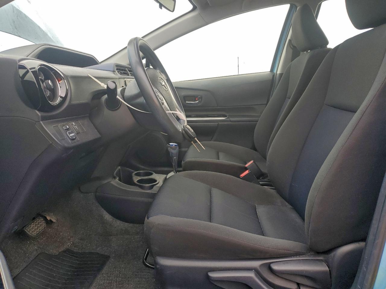 2016 TOYOTA PRIUS C photo 7