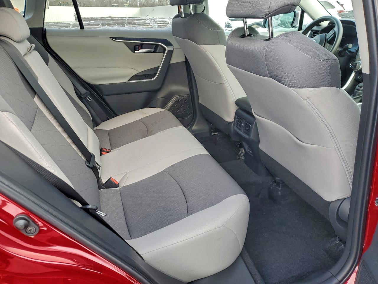 2025 TOYOTA RAV4 XLE photo 11