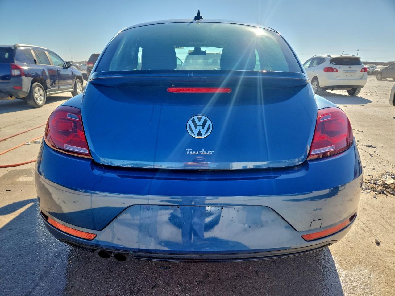 2018 VOLKSWAGEN BEETLE S photo 11