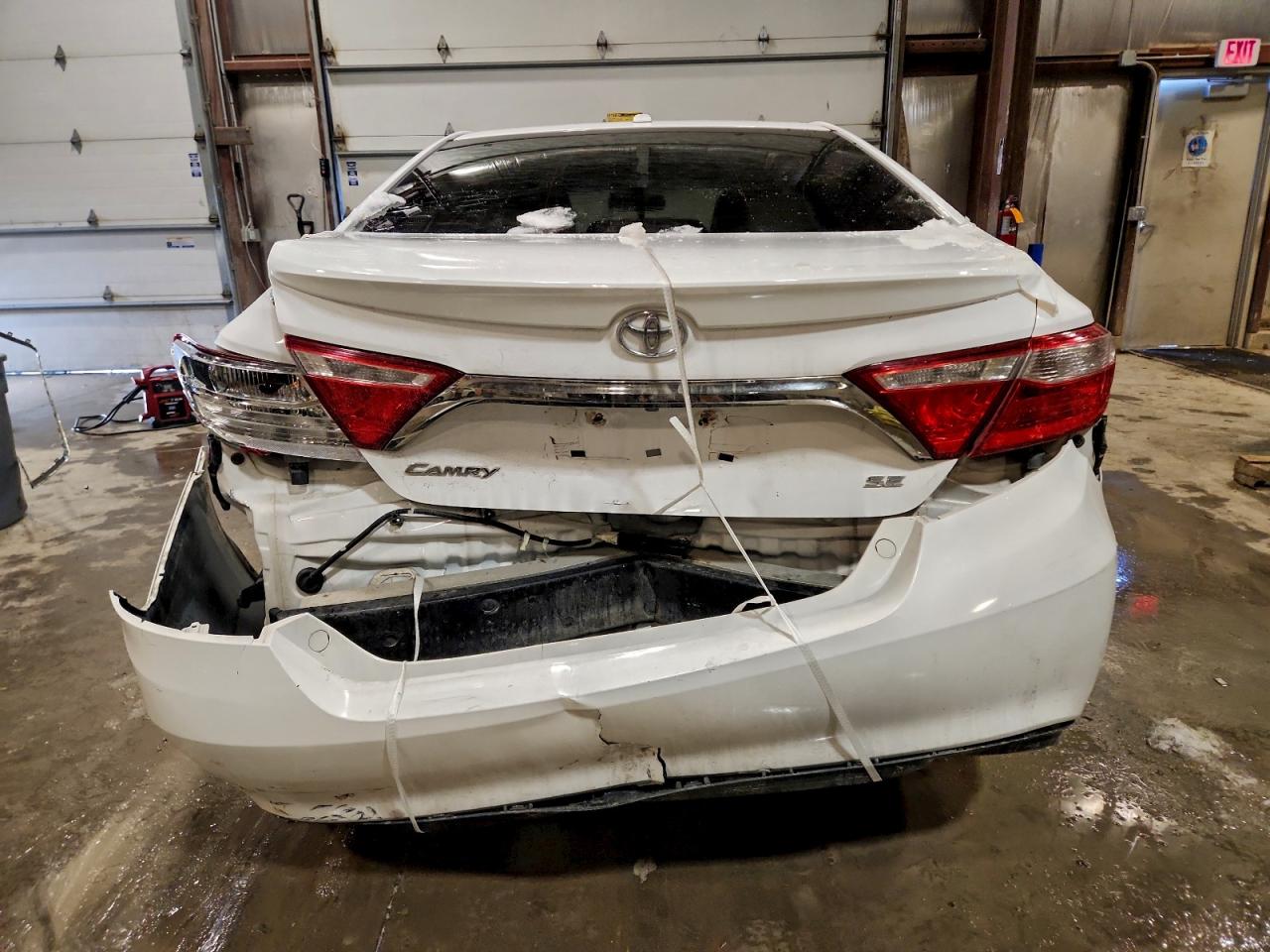 2016 TOYOTA CAMRY LE photo 11