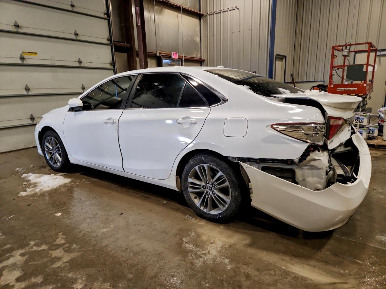 2016 TOYOTA CAMRY LE photo 3
