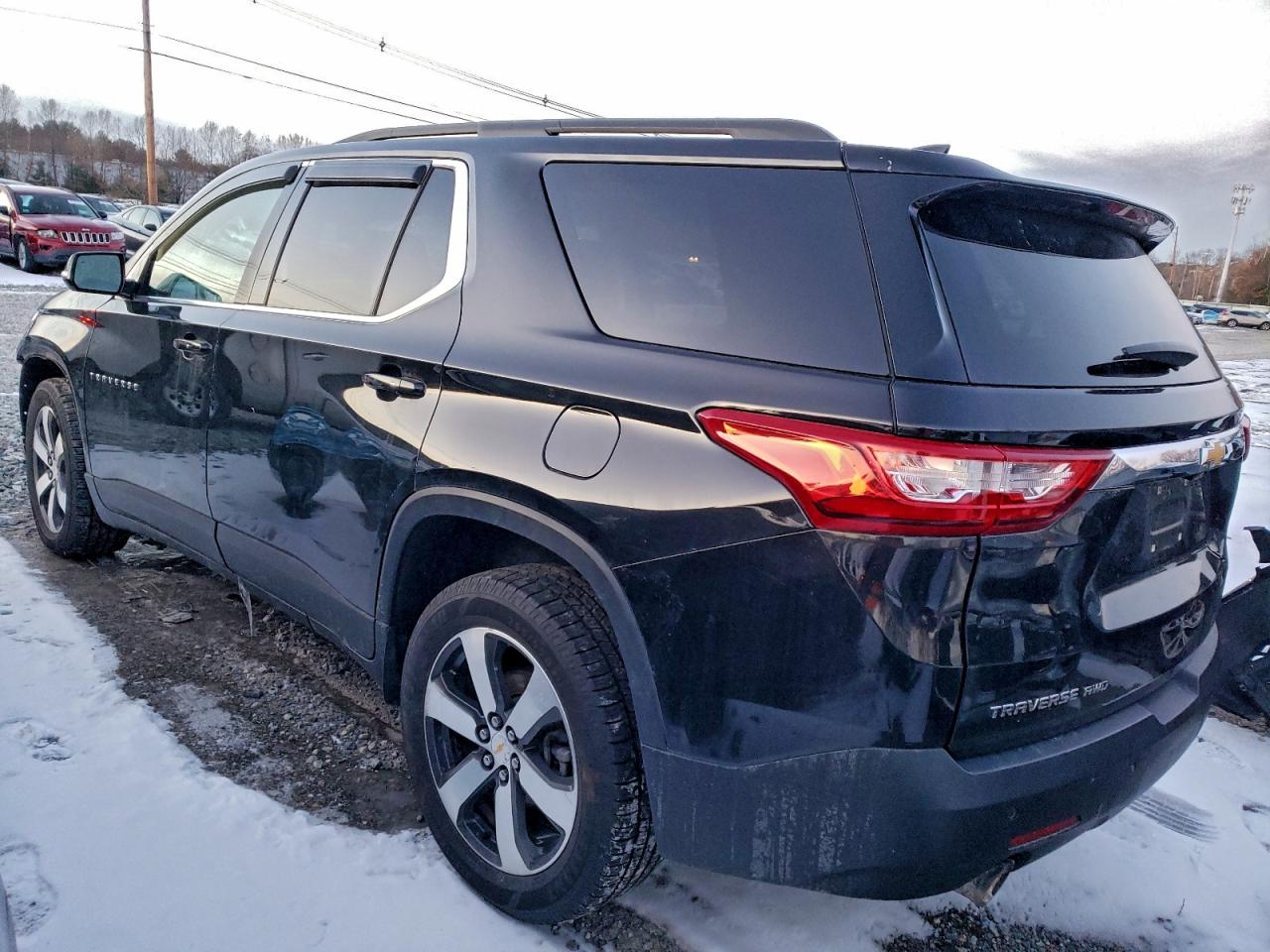 2020 CHEVROLET TRAVERSE LT photo 2