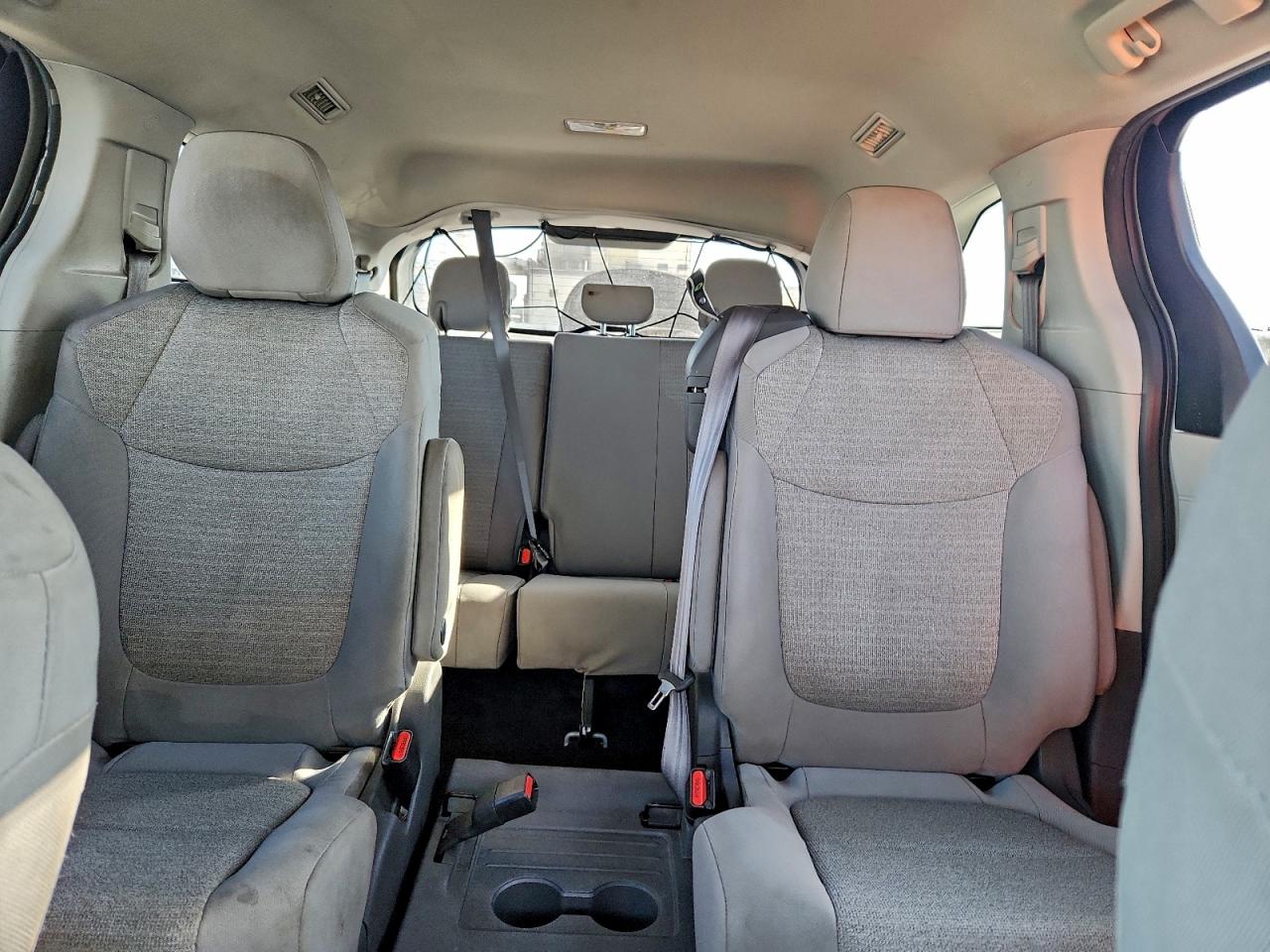 2021 TOYOTA SIENNA LE photo 19