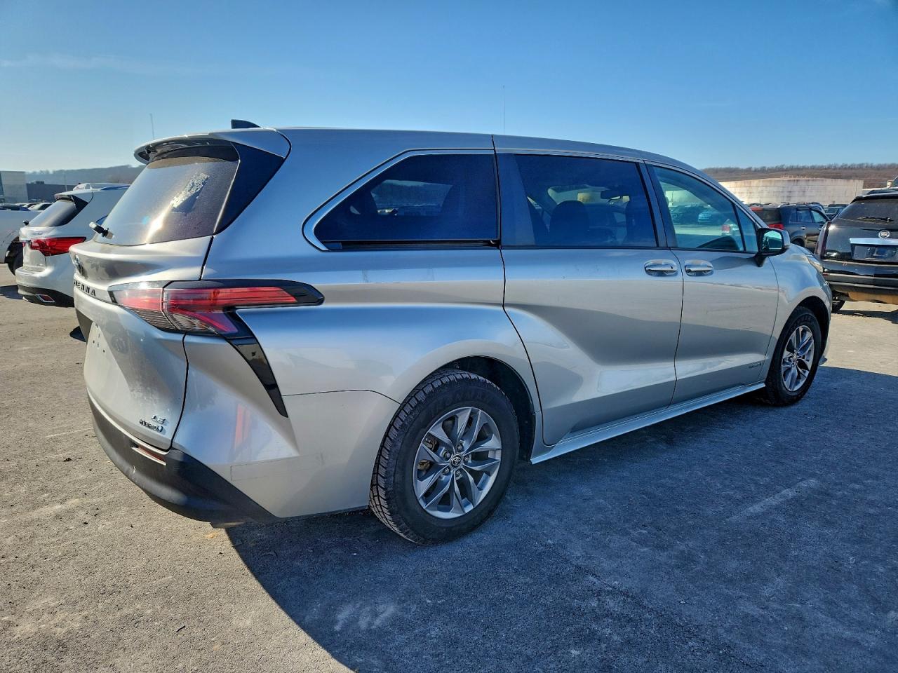 2021 TOYOTA SIENNA LE photo 5