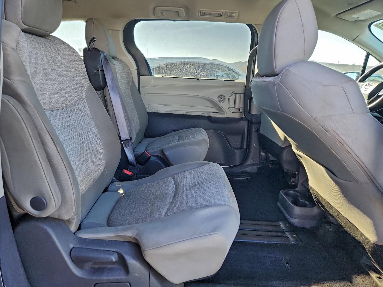 2021 TOYOTA SIENNA LE photo 21