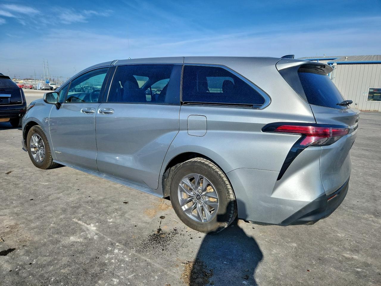 2021 TOYOTA SIENNA LE photo 3