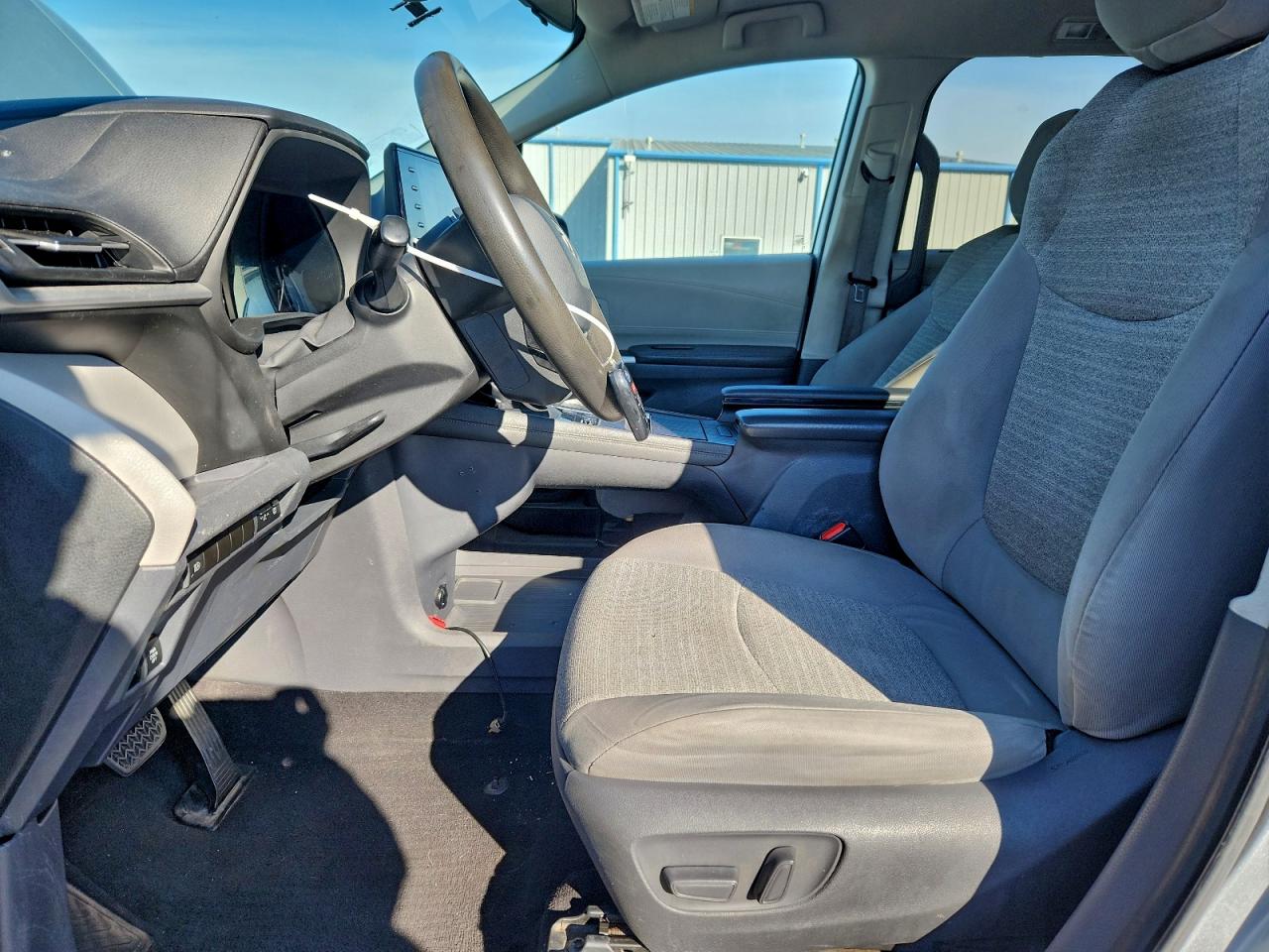 2021 TOYOTA SIENNA LE photo 13
