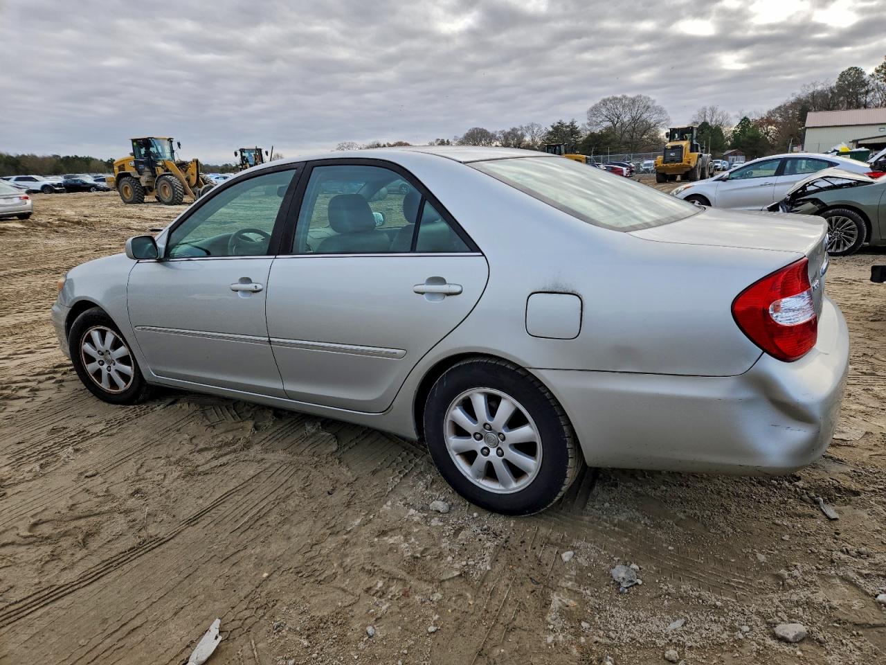 2004 TOYOTA CAMRY LE photo 3