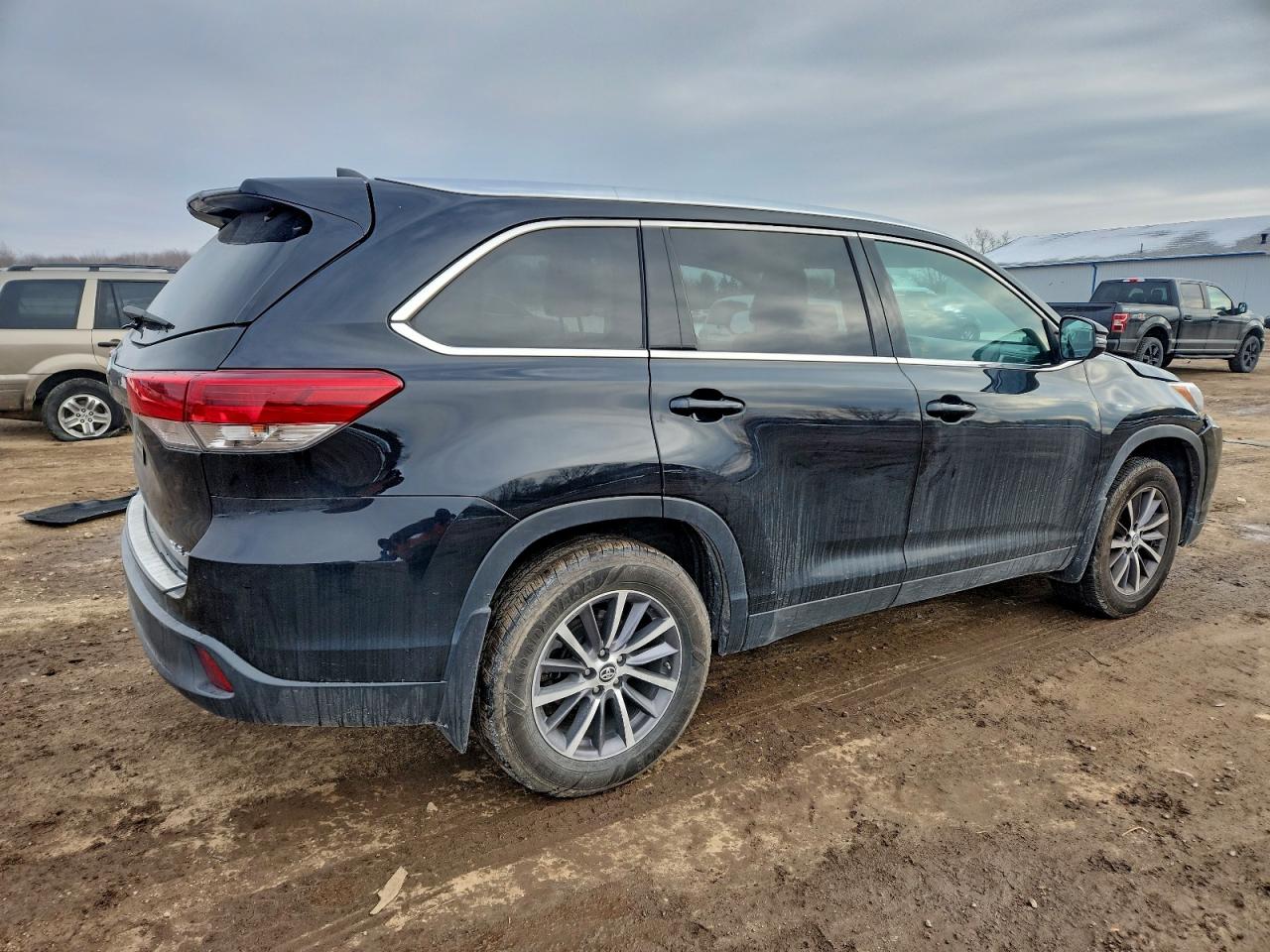2019 TOYOTA HIGHLANDER SE photo 3