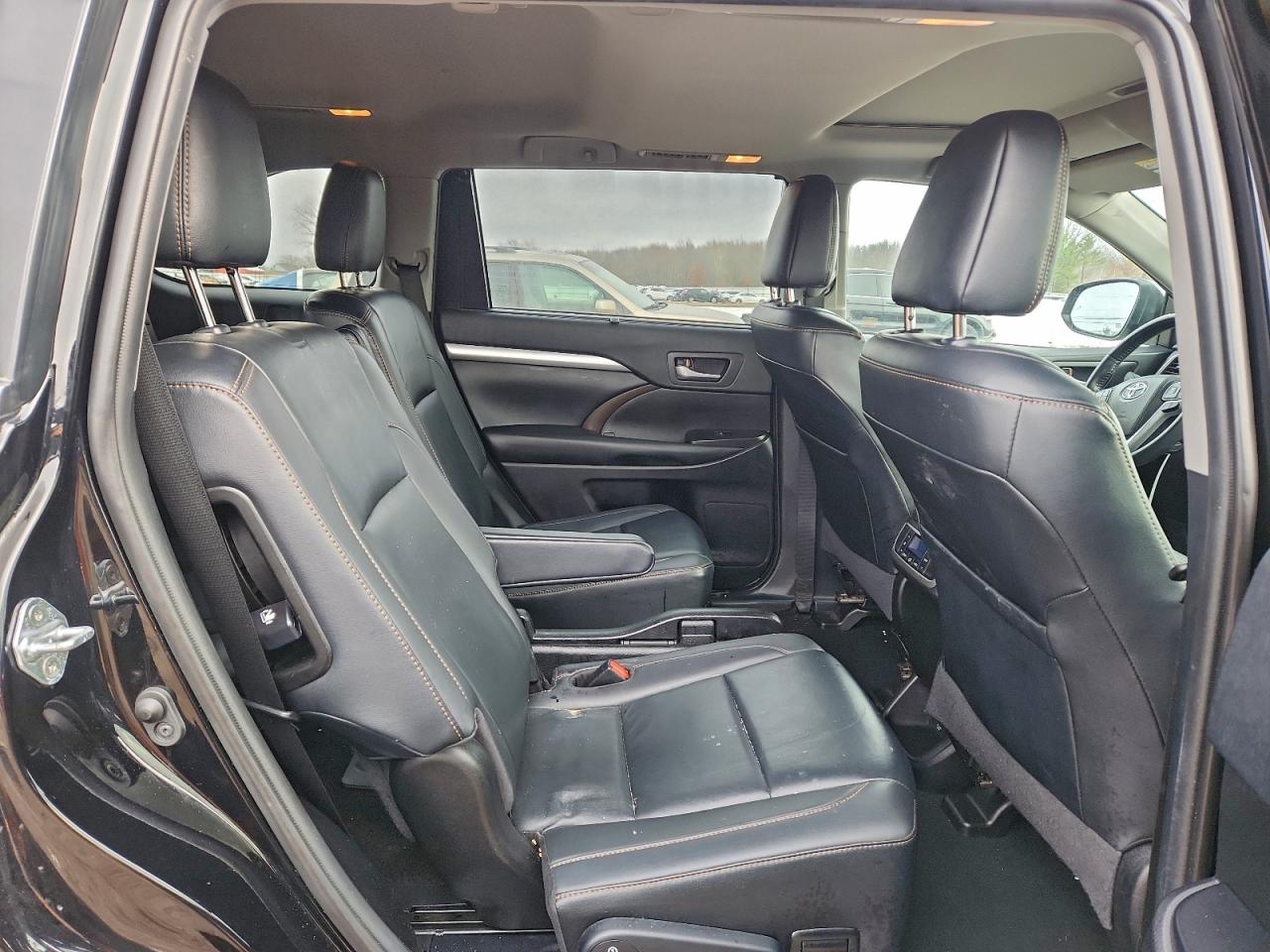 2019 TOYOTA HIGHLANDER SE photo 11