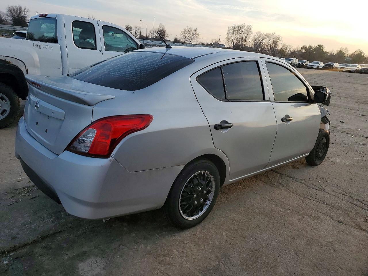 2019 NISSAN VERSA S photo 5