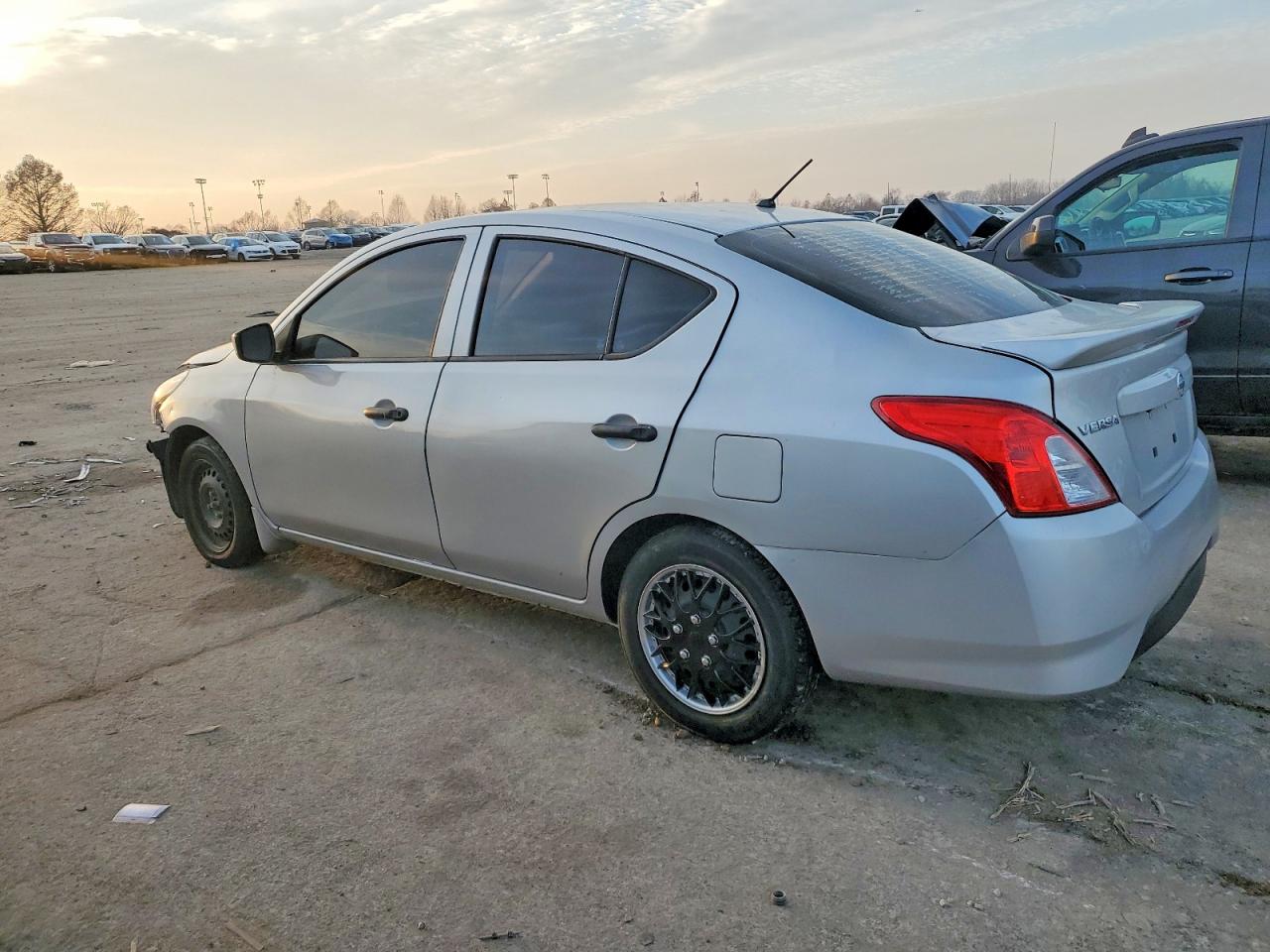 2019 NISSAN VERSA S photo 3