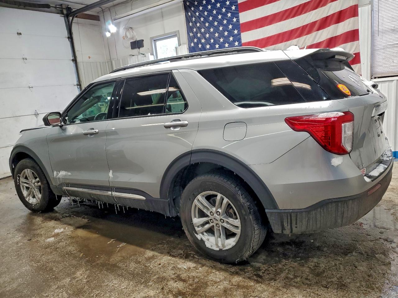2023 FORD EXPLORER XLT photo 3