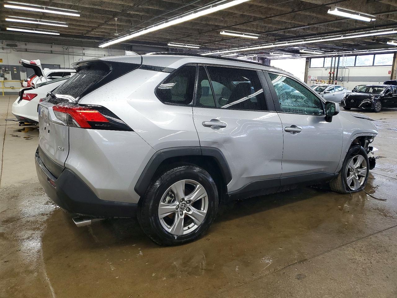 2025 TOYOTA RAV4 XLE photo 5