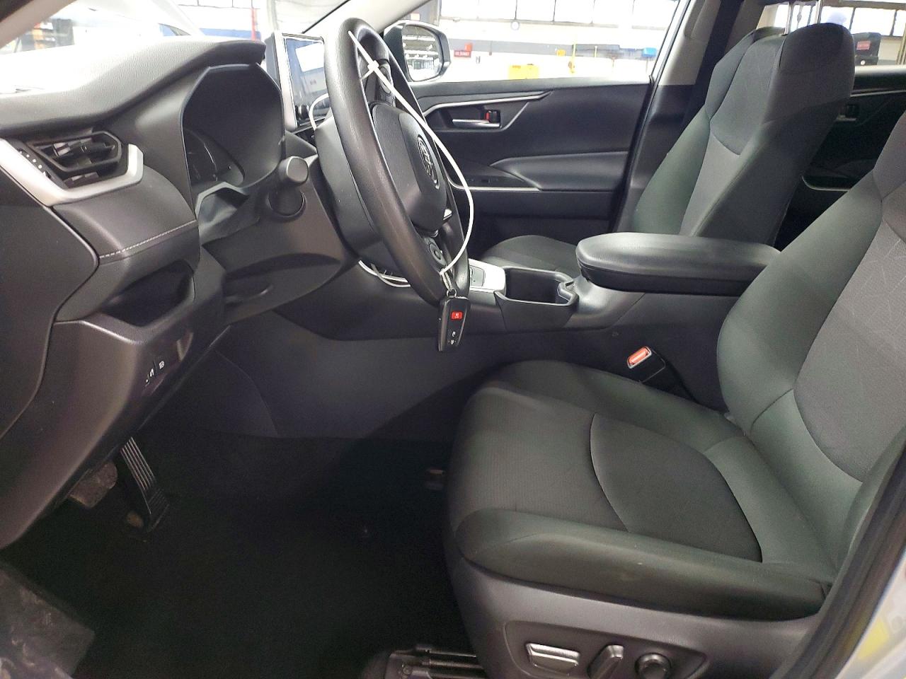 2025 TOYOTA RAV4 XLE photo 13