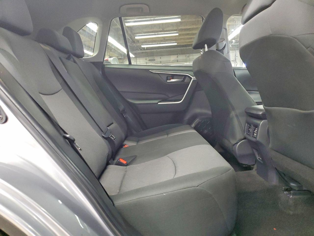 2025 TOYOTA RAV4 XLE photo 19